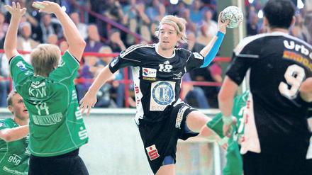 Vorgezogener Abschied. Lasse Kohnagel Rückraumspieler des Handball-Zweitligisten VfL Potsdam, warf in seinem vorletzten Heimspiel beim 37:30 gegen Tabellenführer Hildesheim sieben Tore.