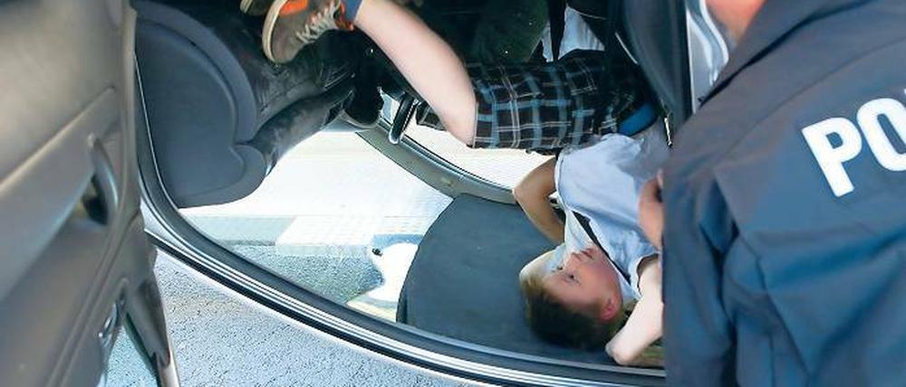 Kopfüber. Der Überschlagsimulator war beim Tag der offenen Tür der Verkehrswacht auch bei Kindern beliebt. Die Polizei gab Tipps, wie man sich bei einem Autounfall mit Überschlag verhalten muss, um das Fahrzeug verlassen zu können.