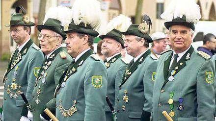 Großer Festumzug. Zum Schützentag treten die Sportler in Tracht auf.