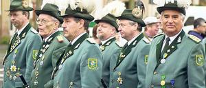 Großer Festumzug. Zum Schützentag treten die Sportler in Tracht auf.