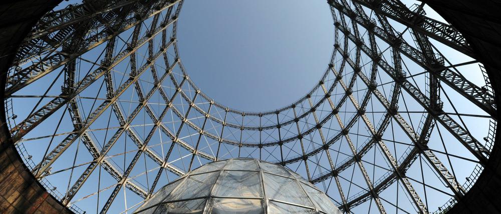 Gitter. Im Innern des Schöneberger Gasometers steht seit längerem ein transparenter Iglu, der bereits für Veranstaltungen genutzt wird.