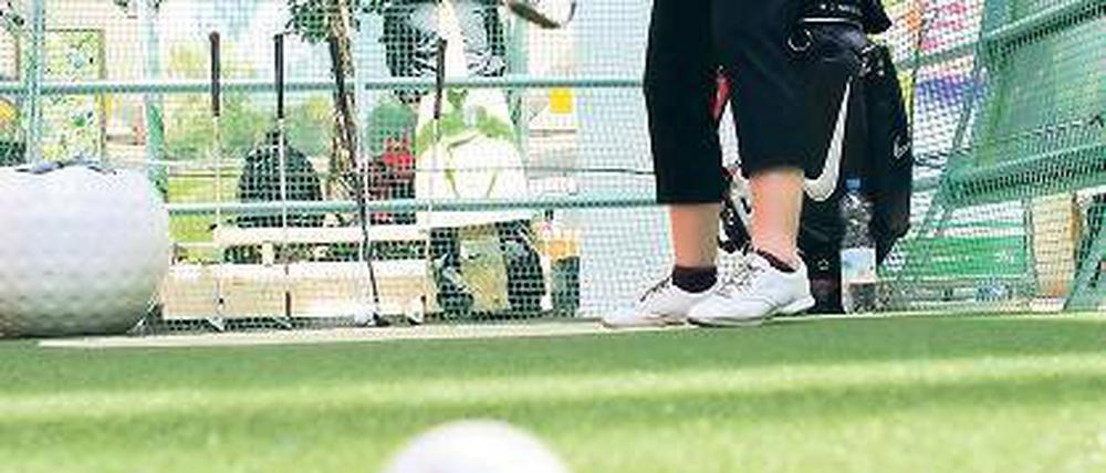Einlochen im Stern-Center. Eine Kunstrasen-Wiese lädt zum Üben.