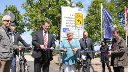 Brandenburgs Infrastrukturminister Jörg Vogelsänger durchschnitt das Band und gabe den Radweg frei.