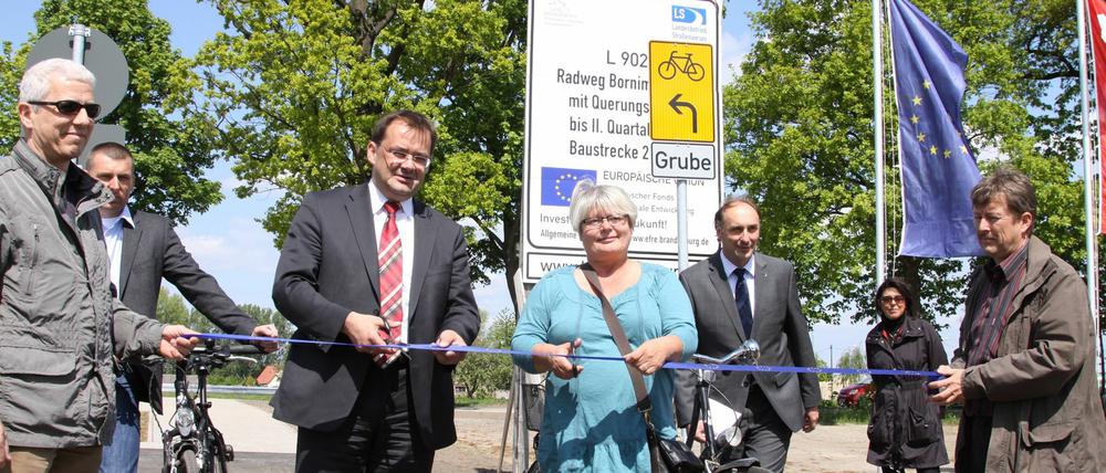 Brandenburgs Infrastrukturminister Jörg Vogelsänger durchschnitt das Band und gabe den Radweg frei.