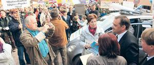 Verkehrsminister Jörg Vogelsänger (SPD, rechts) stellte sich den Protestlern, verteidigte aber das Projekt „Großflughafen Schönefeld“ und erntete Pfiffe.