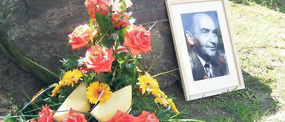 Späte Ehrung: Blumen zu 125. Geburtstag von Adolf Sommerfeld.