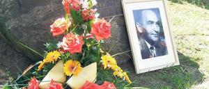 Späte Ehrung: Blumen zu 125. Geburtstag von Adolf Sommerfeld.