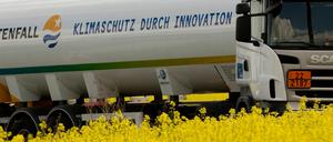 Der erste CO2-Transport fuhr am Mittwoch von Schwarze Pumpe nach Ketzin im Havelland mit fluessigem Kohlendioxid aus dem Kohlekraftwerk Schwarze Pumpe. Einen Monat lang sollen täglich drei Lastwagen von Schwarze Pumpe nach Ketzin fahren. Vattenfall will dort 2000 Tonnen Kohlendioxid unterirdisch einlagern.
