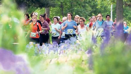 Blüten und Grazien. Am Muttertag startet im Potsdamer Volkspark wieder der Frauenlauf. Männer dürfen nur zugucken und anfeuern.