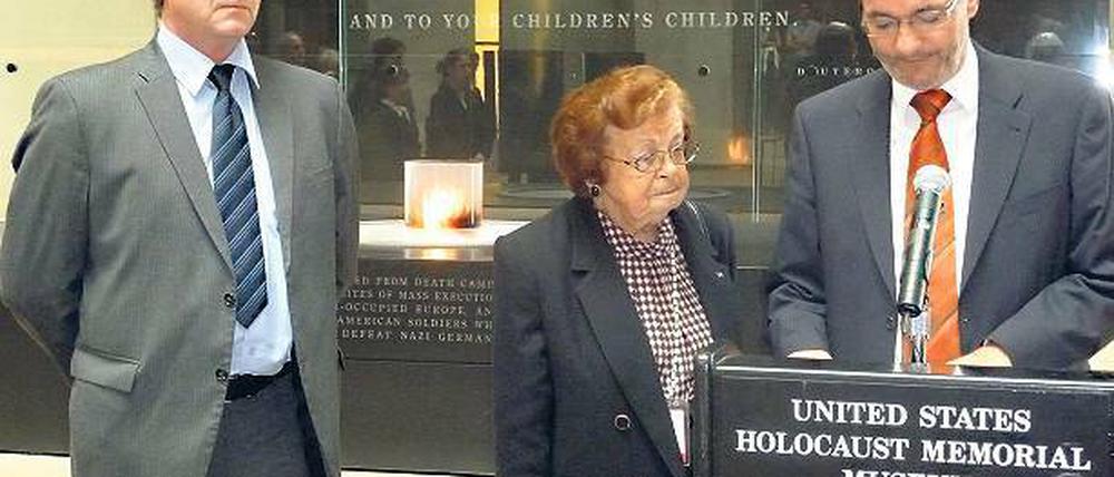 Bewegend. Im United States Holocaust Memorial Museum in Washington trafen Ministerpräsident Matthias Platzeck und Wirtschaftsminister Ralf Christoffers die 86-jährige Manya Friedman. Die Überlebende aus Ravensbrück arbeitet ehrenamtlich in dem Museum.