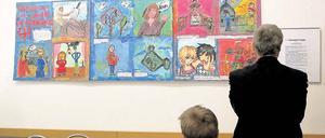 Hauptwerk. Zwei große, drei Meter lange Collagen von Schülern der Kunstschule werden unter anderem in der Kantine des Landtages auf dem Brauhausberg ausgestellt. Die Figuren bestehen aus Pappmaché, also einer aus Zeitungspapier und Zell-Leim gekneteten Masse, die nach dem Trocknen bemalt wird.