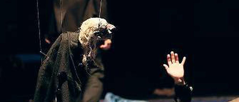 Puppe Faust hängt in den Seilen, Michael Vogel ist am Boden zerstört und Christoph Bochdansky wendet sich ab.