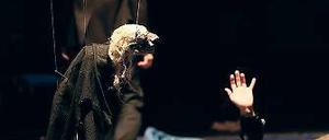 Puppe Faust hängt in den Seilen, Michael Vogel ist am Boden zerstört und Christoph Bochdansky wendet sich ab.