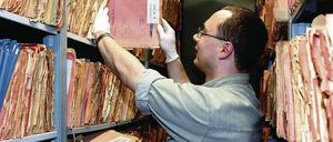 Steht die Wahrheit in den Akten? Der Büro-Sacharbeiter Dirk Magaschütz ordnet Akten im Staatssicherheits-Archiv der Bundesbeauftragten für die Stasiunterlagen in Berlin.