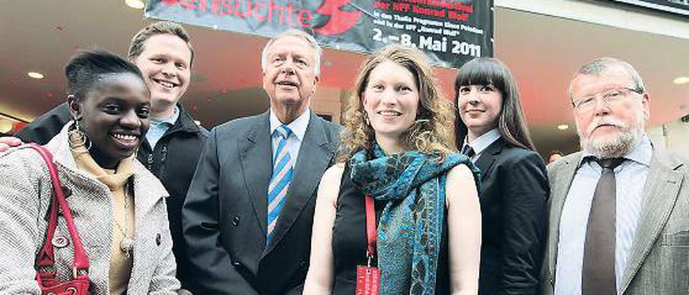Sehnsüchtig erwartet. Kultur-Staatsminister Bernd Neumann (3.v.l.) bei der Eröffnung des Filmfestivals Sehsüchte am Montag am Babelsberger Kino Thalia. Gezeigt werden in dieser Woche etwa 100 Filme aus 25 Ländern.
