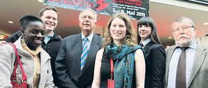 Sehnsüchtig erwartet. Kultur-Staatsminister Bernd Neumann (3.v.l.) bei der Eröffnung des Filmfestivals Sehsüchte am Montag am Babelsberger Kino Thalia. Gezeigt werden in dieser Woche etwa 100 Filme aus 25 Ländern.
