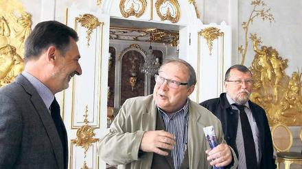 Schauplatz Film. Jaecki Schwarz mit Oberbürgermeister Jakobs (l.) und HFF-Präsident Wiedemann (r.) in der Ovidgalerie der Neuen Kammern.