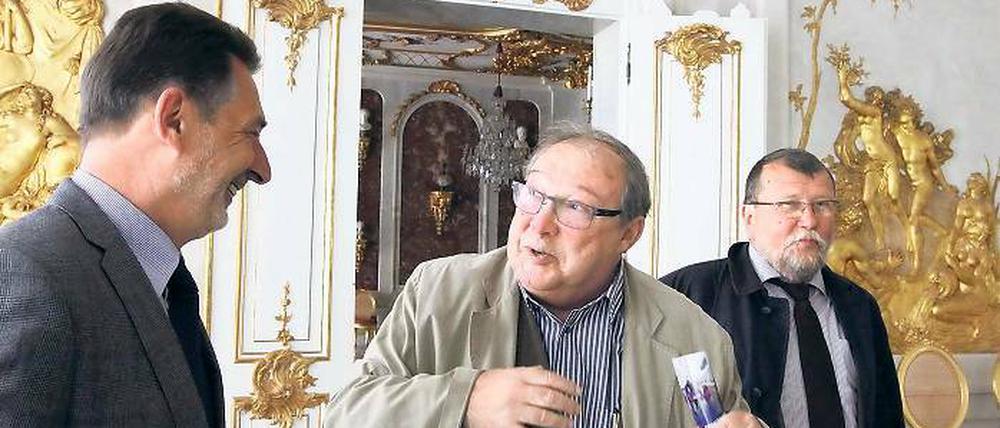 Schauplatz Film. Jaecki Schwarz mit Oberbürgermeister Jakobs (l.) und HFF-Präsident Wiedemann (r.) in der Ovidgalerie der Neuen Kammern.