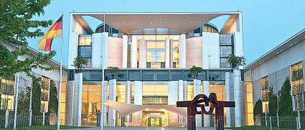 Zurückbleiben. Das Bundeskanzleramt hat sich nicht ins Stadtbild eingefügt.