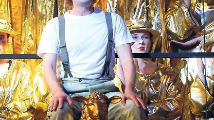 Das klingt ja goldig. „Candide“ mit dem Staatstheater Cottbus.