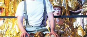 Das klingt ja goldig. „Candide“ mit dem Staatstheater Cottbus.