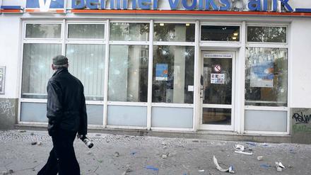 Demolierte Scheiben. Diese Filiale der Berliner Volksbank in Berlin-Kreuzberg war Ziel von Steinwurf-Attacken linker Demonstranten. Ein Demonstrationszug setzte sich am Sonntagabend von der Kottbuser Brücke aus in Bewegung. Die Polizei sprach von 8 000 Teilnehmern.