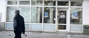 Demolierte Scheiben. Diese Filiale der Berliner Volksbank in Berlin-Kreuzberg war Ziel von Steinwurf-Attacken linker Demonstranten. Ein Demonstrationszug setzte sich am Sonntagabend von der Kottbuser Brücke aus in Bewegung. Die Polizei sprach von 8 000 Teilnehmern.