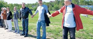 Eine Menschenkette für mehr Bürgerbeteiligung am Brauhausberg.
