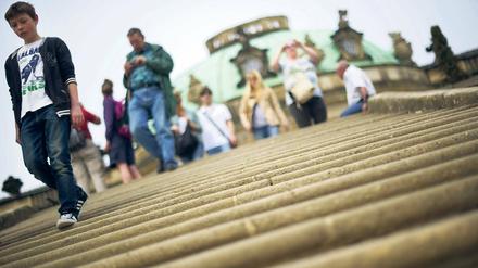 Mit oder ohne Ticket? Besucher des Parks von Sanssouci sollen künftig Eintritt zahlen – das jedenfalls sehen die aktuellen Pläne der Schlösserstiftung vor. Doch der Widerstand ist so groß, dass das Vorhaben möglicherweise scheitern wird.