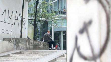 Vorboten des Mai. In der Nacht zu Donnerstag beschmierten unbekannte Täter das Jobcenter in Berlin-Neukölln. Das Haus der Deutschen Wirtschaft in Mitte wurde mit Farbbeuteln beworfen. Im Prenzlauer Berg brannten in der Nacht acht Autos aus.