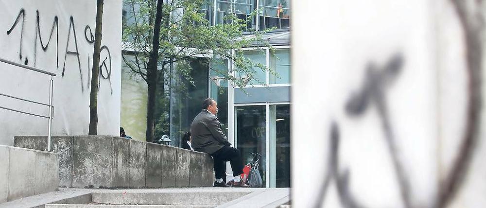 Vorboten des Mai. In der Nacht zu Donnerstag beschmierten unbekannte Täter das Jobcenter in Berlin-Neukölln. Das Haus der Deutschen Wirtschaft in Mitte wurde mit Farbbeuteln beworfen. Im Prenzlauer Berg brannten in der Nacht acht Autos aus.