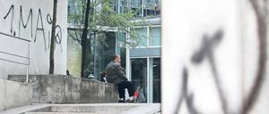 Vorboten des Mai. In der Nacht zu Donnerstag beschmierten unbekannte Täter das Jobcenter in Berlin-Neukölln. Das Haus der Deutschen Wirtschaft in Mitte wurde mit Farbbeuteln beworfen. Im Prenzlauer Berg brannten in der Nacht acht Autos aus.