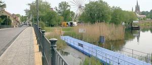 Gut vorbereitet. Die Pontonbrücke neben der Werderaner Inselbrücke ist bereits montiert. Im Notfall könnte sie als Fluchtweg für Festgäste genutzt werden.