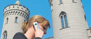 Zuhören und lernen. Eine Frau testet die Potsdam-Handy-Tour.