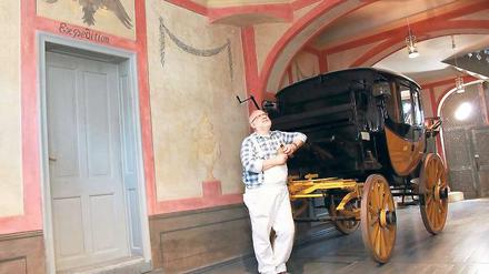 Historische Mauern: Ulrich Kobelius hat Wandmalereien von 1830 im Torhaus der Alten Posthalterei freigelegt und restauriert.