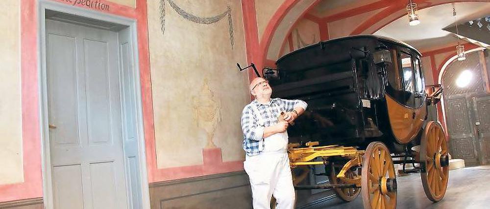 Historische Mauern: Ulrich Kobelius hat Wandmalereien von 1830 im Torhaus der Alten Posthalterei freigelegt und restauriert.
