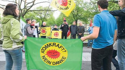Mit wehenden Fahnen. Rund 30 Teilnehmer kamen zur Mahnwache.