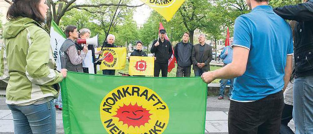 Mit wehenden Fahnen. Rund 30 Teilnehmer kamen zur Mahnwache.