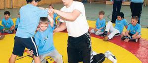 Gerungen. Landessichtungstrainer Adrian Hofmann zeigt Alan Gol und Lucas Wege die richtige Technik.