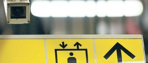 Nicht ausreichend. Videokameras sind auf Bahnhöfen zwar vorhanden, trotzdem betrachten laut Polizeigewerkschaft jugendliche Täter den öffentlichen Raum als rechtsfreien Raum. Gefordert wird mehr Sicherheitspersonal in U- und S-Bahnen.