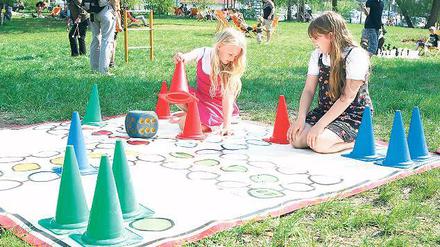 Zug um Zug. Spiele und Kulturelles auf der grünen Wiese sollten am Ostersamstag Familien in die Schiffbauergasse locken. Künftig soll der Kulturstandort tagsüber regelmäßig mit Freizeitaktionen belebt werden.
