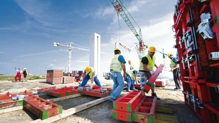 Die Ärmel hoch und angepackt. Hier wird der Großflughafen gebaut. In seinem Sog entstehen Arbeitsplätze und sprudeln Steuereinnahmen  gut für die Region.