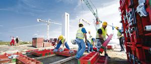 Die Ärmel hoch und angepackt. Hier wird der Großflughafen gebaut. In seinem Sog entstehen Arbeitsplätze und sprudeln Steuereinnahmen  gut für die Region.