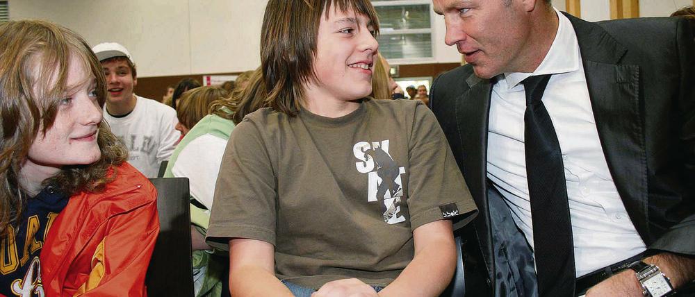 Boxlegende Henry Maske bei der Eröffnung der PerspektivFabrik in Mötzow.