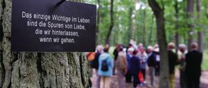 Im ersten Friedwald im Stadtforst von Fürstenwalde hängt eine Gedenktafel.