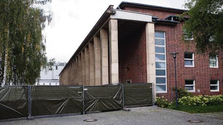 Ein Zaun gegen unerwünschte Einblicke auf dem Studiogelände.