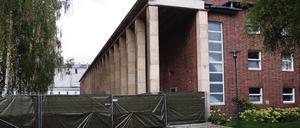 Ein Zaun gegen unerwünschte Einblicke auf dem Studiogelände.