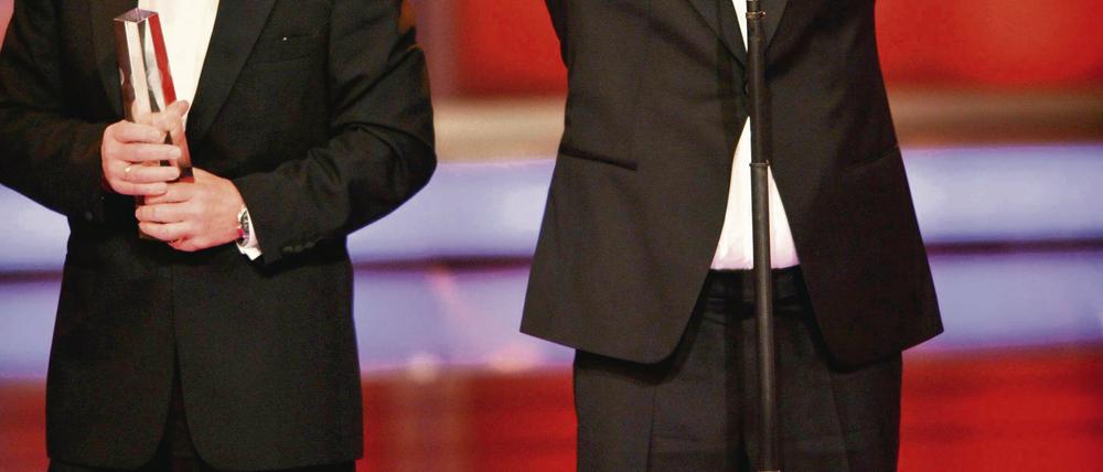 Triumph der Zwerge: Der Potsdamer Eurosport-Moderator Dirk Thiele (li.) und sein Ko-Kommentator Sigi Heinrichauf der Bühne des Deutschen Fernsehpreises. Der Preis ist ein bestätigung für mich und meine Arbeit, sagt Thiele. 