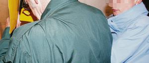 Wegen sexuellen Missbrauchs seiner Enkelin steht seit gestern ein 67-Jähriger aus dem Kreis Ostprignitz-Ruppin vor dem Landgericht in Neuruppin. Abgeschirmt von einer Familienangehörigen wird der Angeklagte in den Gerichtssaal geführt.