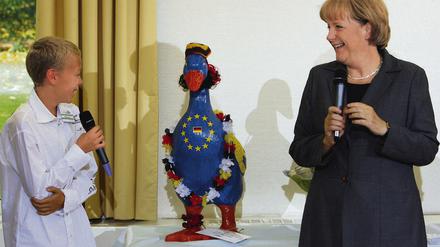 Mit einer EU-Gans erfreute Sechstklässler Henning Spomholz Bundeskanzlerin Angela Merkel (CDU). Er und seine Klassenkameraden hatten diese im Rahmen der Initiative Land aktiv gestaltet. Die Kanzlerin besuchte die Heimvolkshochschule am Seddiner See anlässlich der Grundsteinlegung für einen Tagungsneubau.